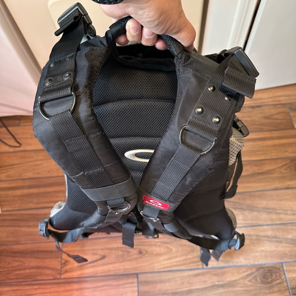 Oakley Back pack - Picture 13 of 16